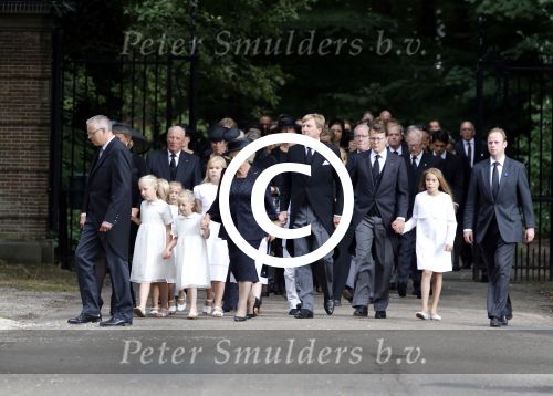 Lage Vuursche 16 augustus 2013
Begrafenis Prins Friso bij de stulpkerk in Lage Vuursche. De hele koninklijke familie was Aanwezig. Prinses Mabel met dochters en Prinses Beatrix . Koning Willem Alexander Maxima Ariane Alexia Amalia
Peter Smulders bv