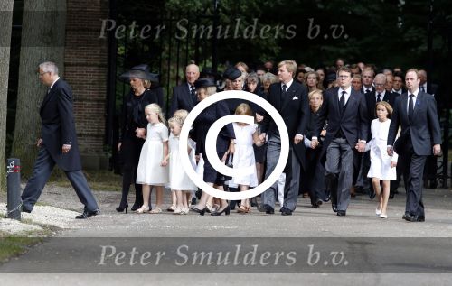 Lage Vuursche 16 augustus 2013
Begrafenis Prins Friso bij de stulpkerk in Lage Vuursche. De hele koninklijke familie was Aanwezig. Prinses Mabel met dochters en Prinses Beatrix . Koning Willem Alexander Maxima Ariane Alexia Amalia
Peter Smulders bv