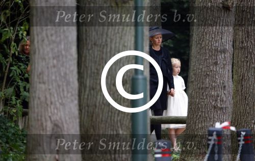 Lage Vuursche 16 augustus 2013
Begrafenis Prins Friso bij de stulpkerk in Lage Vuursche. De hele koninklijke familie was Aanwezig. Prinses Mabel met dochters en Prinses Beatrix Koning Willem Alexander Maxima Amalia Ariane en Alexia
Peter Smulders bv