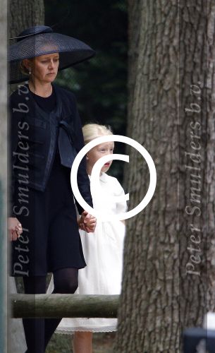 Lage Vuursche 16 augustus 2013
Begrafenis Prins Friso bij de stulpkerk in Lage Vuursche. De hele koninklijke familie was Aanwezig. Prinses Mabel met dochters en Prinses Beatrix Koning Willem Alexander Maxima Amalia Ariane en Alexia
Peter Smulders bv