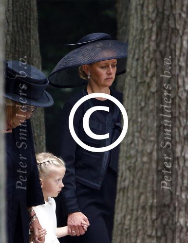 Lage Vuursche 16 augustus 2013
Begrafenis Prins Friso bij de stulpkerk in Lage Vuursche. De hele koninklijke familie was Aanwezig. Prinses Mabel met dochters en Prinses Beatrix Koning Willem Alexander Maxima Amalia Ariane en Alexia
Peter Smulders bv