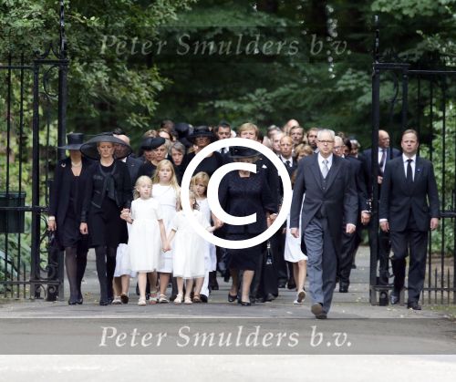 Lage Vuursche 16 augustus 2013
Begrafenis Prins Friso bij de stulpkerk in Lage Vuursche. De hele koninklijke familie was Aanwezig. Prinses Mabel met dochters en Prinses Beatrix Koning Willem Alexander Maxima Amalia Ariane en Alexia
Peter Smulders bv