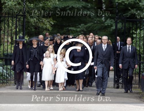 Lage Vuursche 16 augustus 2013
Begrafenis Prins Friso bij de stulpkerk in Lage Vuursche. De hele koninklijke familie was Aanwezig. Prinses Mabel met dochters en Prinses Beatrix Koning Willem Alexander Maxima Amalia Ariane en Alexia
Peter Smulders bv