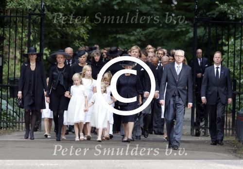 Lage Vuursche 16 augustus 2013
Begrafenis Prins Friso bij de stulpkerk in Lage Vuursche. De hele koninklijke familie was Aanwezig. Prinses Mabel met dochters en Prinses Beatrix Koning Willem Alexander Maxima Amalia Ariane en Alexia
Peter Smulders bv