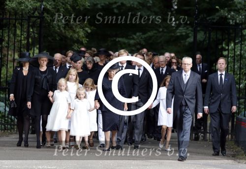 Lage Vuursche 16 augustus 2013
Begrafenis Prins Friso bij de stulpkerk in Lage Vuursche. De hele koninklijke familie was Aanwezig. Prinses Mabel met dochters en Prinses Beatrix Koning Willem Alexander Maxima Amalia Ariane en Alexia
Peter Smulders bv