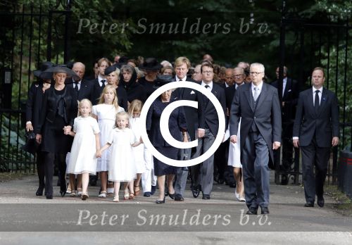 Lage Vuursche 16 augustus 2013
Begrafenis Prins Friso bij de stulpkerk in Lage Vuursche. De hele koninklijke familie was Aanwezig. Prinses Mabel met dochters en Prinses Beatrix Koning Willem Alexander Maxima Amalia Ariane en Alexia
Peter Smulders bv