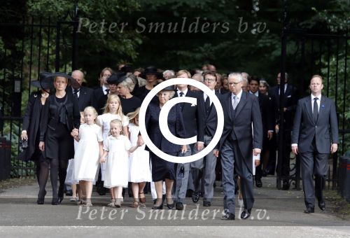 Lage Vuursche 16 augustus 2013
Begrafenis Prins Friso bij de stulpkerk in Lage Vuursche. De hele koninklijke familie was Aanwezig. Prinses Mabel met dochters en Prinses Beatrix Koning Willem Alexander Maxima Amalia Ariane en Alexia
Peter Smulders bv