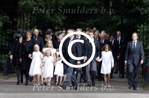 Lage Vuursche 16 augustus 2013
Begrafenis Prins Friso bij de stulpkerk in Lage Vuursche. De hele koninklijke familie was Aanwezig. Prinses Mabel met dochters en Prinses Beatrix Koning Willem Alexander Maxima Amalia Ariane en Alexia
Peter Smulders bv