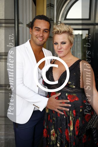 Amsterdam 3 september 2013
Premiere Stiletto in Carre.
Deon Leon met zijn zwangere vriendin Rachel Kramer