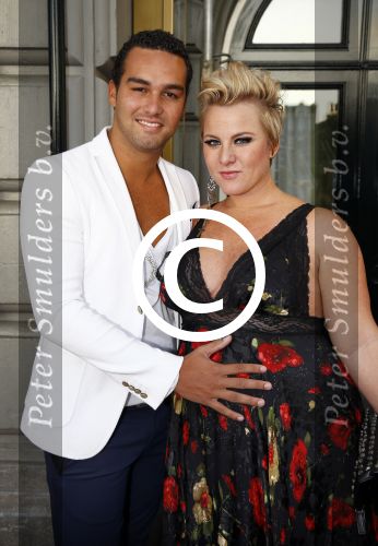 Amsterdam 3 september 2013
Premiere Stiletto in Carre.
Deon Leon met zijn zwangere vriendin Rachel Kramer