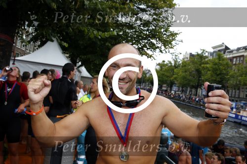 Amsterdam 8 september 2013
Amsterdam city swim door de grachten met diverse bn ers.
ralph de Vries met zijn broer en met zijn vrouw Carlijn