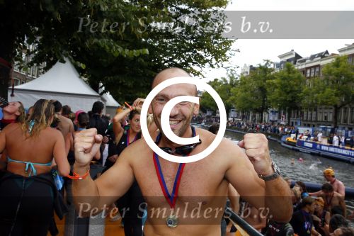 Amsterdam 8 september 2013
Amsterdam city swim door de grachten met diverse bn ers.
ralph de Vries met zijn broer en met zijn vrouw Carlijn