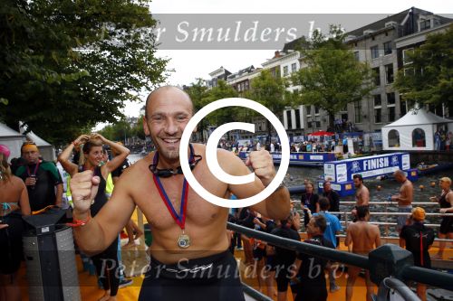Amsterdam 8 september 2013
Amsterdam city swim door de grachten met diverse bn ers.
ralph de Vries met zijn broer en met zijn vrouw Carlijn