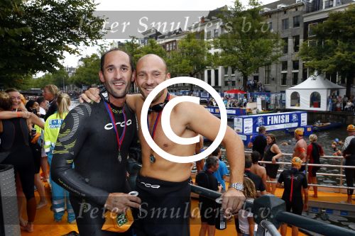 Amsterdam 8 september 2013
Amsterdam city swim door de grachten met diverse bn ers.
ralph de Vries met zijn broer en met zijn vrouw Carlijn