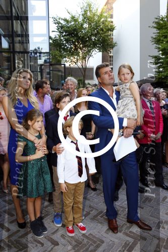 Amsterdam 5 september 2013
Opening nieuwe eyeworks pand met Reinout en Danielle Oerlemans (met kinderen) en burgemeester Eberhard v d Laan