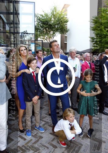 Amsterdam 5 september 2013
Opening nieuwe eyeworks pand met Reinout en Danielle Oerlemans (met kinderen) en burgemeester Eberhard v d Laan