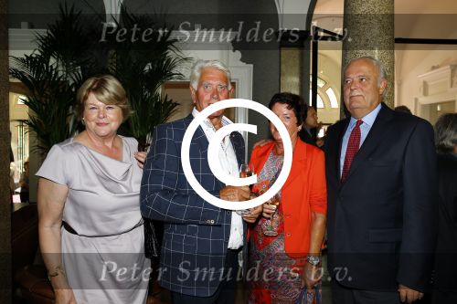 Amsterdam 5 september 2013
Opening nieuwe eyeworks pand met Reinout en Danielle Oerlemans (met kinderen) en burgemeester Eberhard v d Laan. Ouders Danielle en Reinout