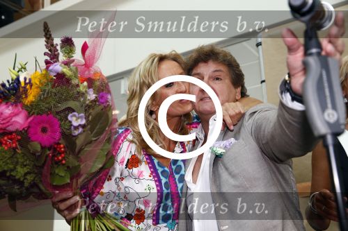 Hoofddorp 29 augustus 2013
Presentatie van de Margriet met Natasja Foger als hoofdredaktrice.
Leontine v d Bos de reguliere hoofdredaktrice geeft aar het eerste exemplaar en Rene Froger zingt voor Natasja bij sanoma uitgevers