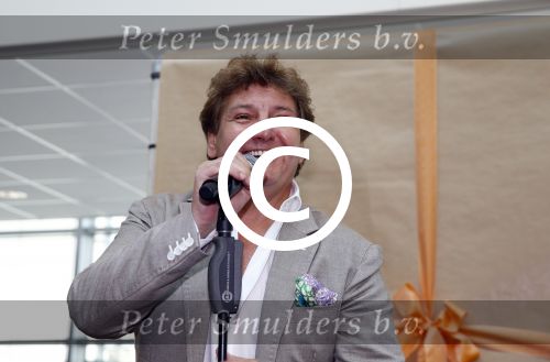 Hoofddorp 29 augustus 2013
Presentatie van de Margriet met Natasja Foger als hoofdredaktrice.
Leontine v d Bos de reguliere hoofdredaktrice geeft aar het eerste exemplaar en Rene Froger zingt voor Natasja bij sanoma uitgevers