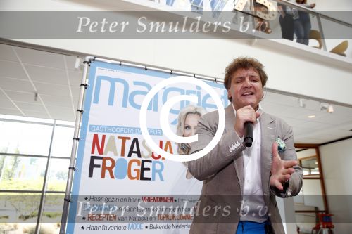 Hoofddorp 29 augustus 2013
Presentatie van de Margriet met Natasja Foger als hoofdredaktrice.
Leontine v d Bos de reguliere hoofdredaktrice geeft aar het eerste exemplaar en Rene Froger zingt voor Natasja bij sanoma uitgevers