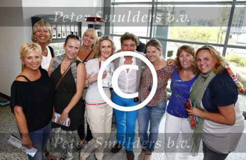 Hoofddorp 29 augustus 2013
Presentatie van de Margriet met Natasja Foger als hoofdredaktrice.
Leontine v d Bos de reguliere hoofdredaktrice geeft aar het eerste exemplaar en Rene Froger zingt voor Natasja bij sanoma uitgevers