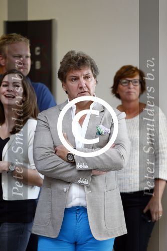 Hoofddorp 29 augustus 2013
Presentatie van de Margriet met Natasja Foger als hoofdredaktrice.
Leontine v d Bos de reguliere hoofdredaktrice geeft aar het eerste exemplaar en Rene Froger zingt voor Natasja bij sanoma uitgevers