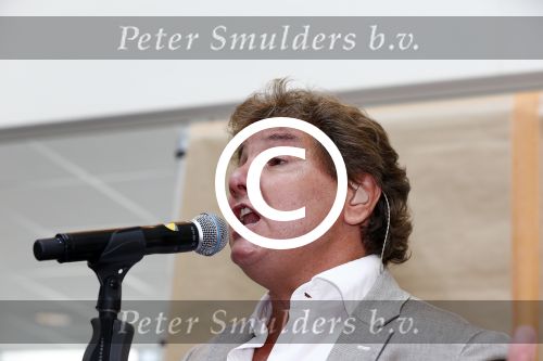 Hoofddorp 29 augustus 2013
Presentatie van de Margriet met Natasja Foger als hoofdredaktrice.
Leontine v d Bos de reguliere hoofdredaktrice geeft aar het eerste exemplaar en Rene Froger zingt voor Natasja bij sanoma uitgevers