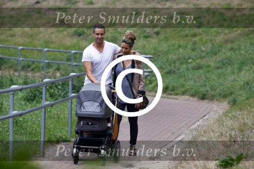 Amsterdam 25 augustus 2013
Renee Vervoorn en Guy v d Reijden met hun dochtertje Monroe in het Amstelpark.
Peter Smulders bv