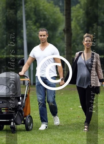 Amsterdam 25 augustus 2013
Renee Vervoorn en Guy v d Reijden met hun dochtertje Monroe in het Amstelpark.
Peter Smulders bv