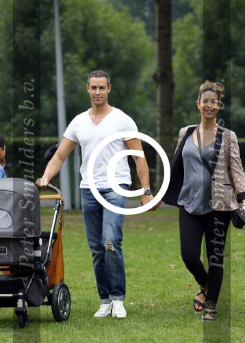 Amsterdam 25 augustus 2013
Renee Vervoorn en Guy v d Reijden met hun dochtertje Monroe in het Amstelpark.
Peter Smulders bv