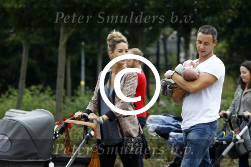 Amsterdam 25 augustus 2013
Renee Vervoorn en Guy v d Reijden met hun dochtertje Monroe in het Amstelpark.
Peter Smulders bv