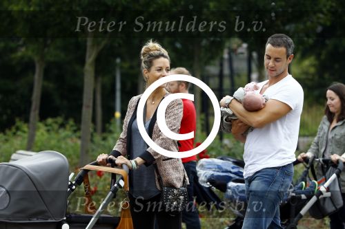 Amsterdam 25 augustus 2013
Renee Vervoorn en Guy v d Reijden met hun dochtertje Monroe in het Amstelpark.
Peter Smulders bv