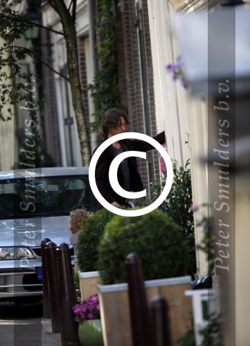 Amsterdam 14 augustus 2013
De ex van Georgina Verbaan Rob v d Wouw brengt hun dochtertje Odilia terug naar Georgina.
Peter Smulders bv