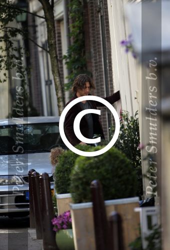 Amsterdam 14 augustus 2013
De ex van Georgina Verbaan Rob v d Wouw brengt hun dochtertje Odilia terug naar Georgina.
Peter Smulders bv