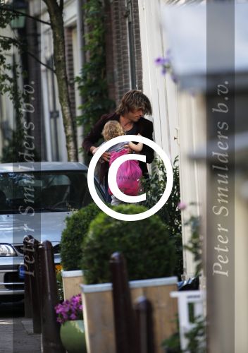 Amsterdam 14 augustus 2013
De ex van Georgina Verbaan Rob v d Wouw brengt hun dochtertje Odilia terug naar Georgina.
Peter Smulders bv