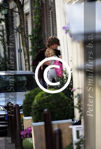 Amsterdam 14 augustus 2013
De ex van Georgina Verbaan Rob v d Wouw brengt hun dochtertje Odilia terug naar Georgina.
Peter Smulders bv