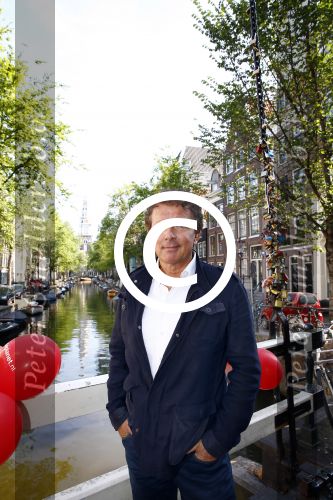 Amsterdam 27 augustus 2013
Robert ten Brink voor all you need is love op de slotjesbrug in Amsterdam.
Peter Smulders bv