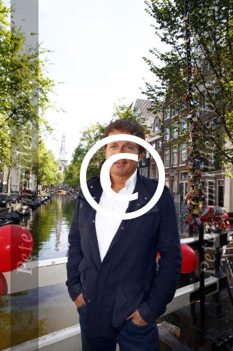 Amsterdam 27 augustus 2013
Robert ten Brink voor all you need is love op de slotjesbrug in Amsterdam.
Peter Smulders bv