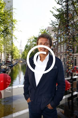 Amsterdam 27 augustus 2013
Robert ten Brink voor all you need is love op de slotjesbrug in Amsterdam.
Peter Smulders bv