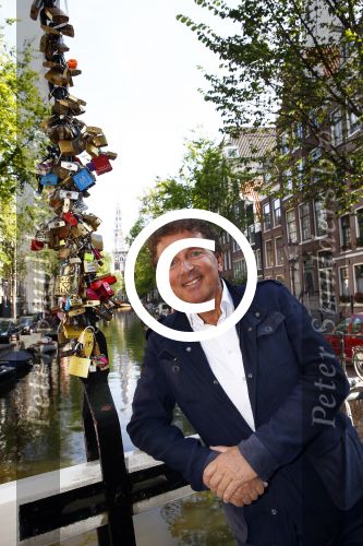 Amsterdam 27 augustus 2013
Robert ten Brink voor all you need is love op de slotjesbrug in Amsterdam.
Peter Smulders bv
