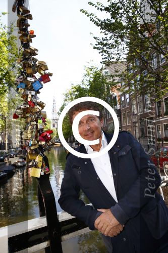 Amsterdam 27 augustus 2013
Robert ten Brink voor all you need is love op de slotjesbrug in Amsterdam.
Peter Smulders bv