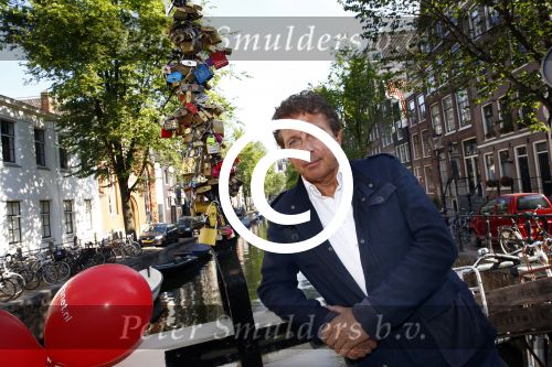 Amsterdam 27 augustus 2013
Robert ten Brink voor all you need is love op de slotjesbrug in Amsterdam.
Peter Smulders bv