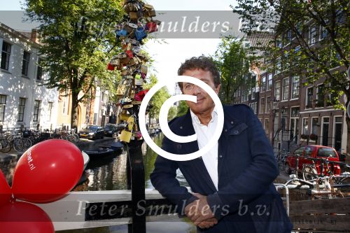 Amsterdam 27 augustus 2013
Robert ten Brink voor all you need is love op de slotjesbrug in Amsterdam.
Peter Smulders bv
