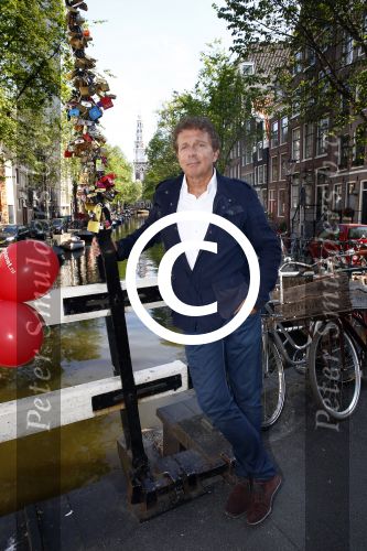 Amsterdam 27 augustus 2013
Robert ten Brink voor all you need is love op de slotjesbrug in Amsterdam.
Peter Smulders bv