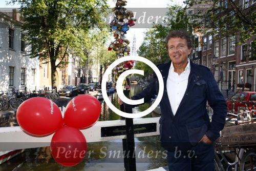 Amsterdam 27 augustus 2013
Robert ten Brink voor all you need is love op de slotjesbrug in Amsterdam.
Peter Smulders bv