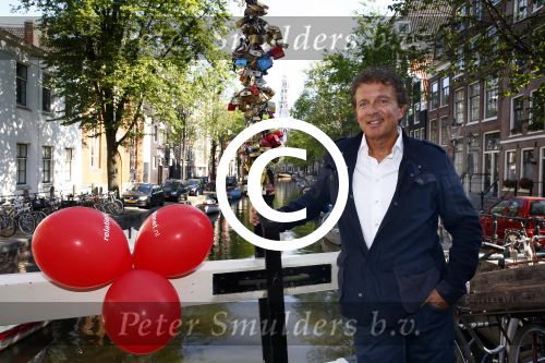 Amsterdam 27 augustus 2013
Robert ten Brink voor all you need is love op de slotjesbrug in Amsterdam.
Peter Smulders bv