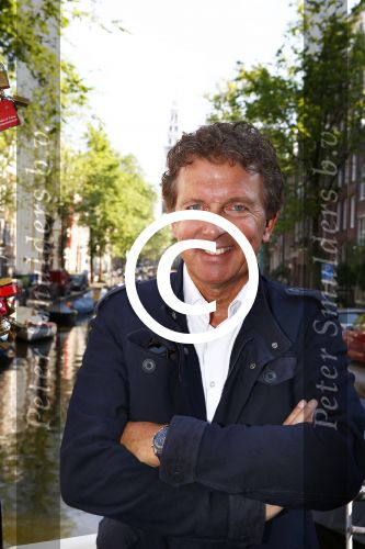 Amsterdam 27 augustus 2013
Robert ten Brink voor all you need is love op de slotjesbrug in Amsterdam.
Peter Smulders bv