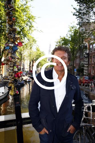 Amsterdam 27 augustus 2013
Robert ten Brink voor all you need is love op de slotjesbrug in Amsterdam.
Peter Smulders bv
