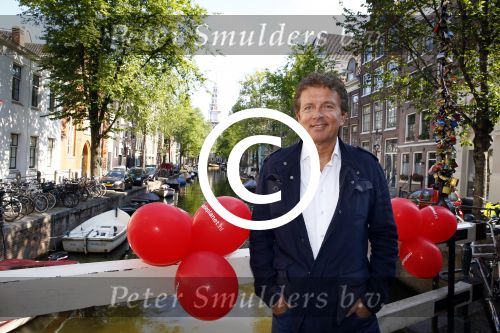 Amsterdam 27 augustus 2013
Robert ten Brink voor all you need is love op de slotjesbrug in Amsterdam.
Peter Smulders bv