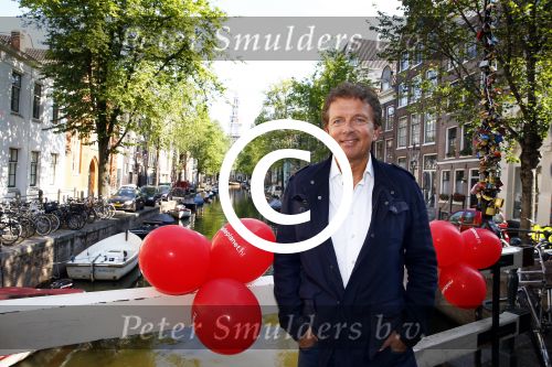 Amsterdam 27 augustus 2013
Robert ten Brink voor all you need is love op de slotjesbrug in Amsterdam.
Peter Smulders bv